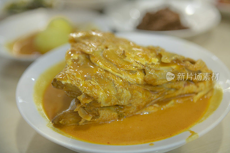 Gulai Kepala Kakap，鲷鱼咖喱头，巴东，西苏门答腊岛，印度尼西亚的传统食物